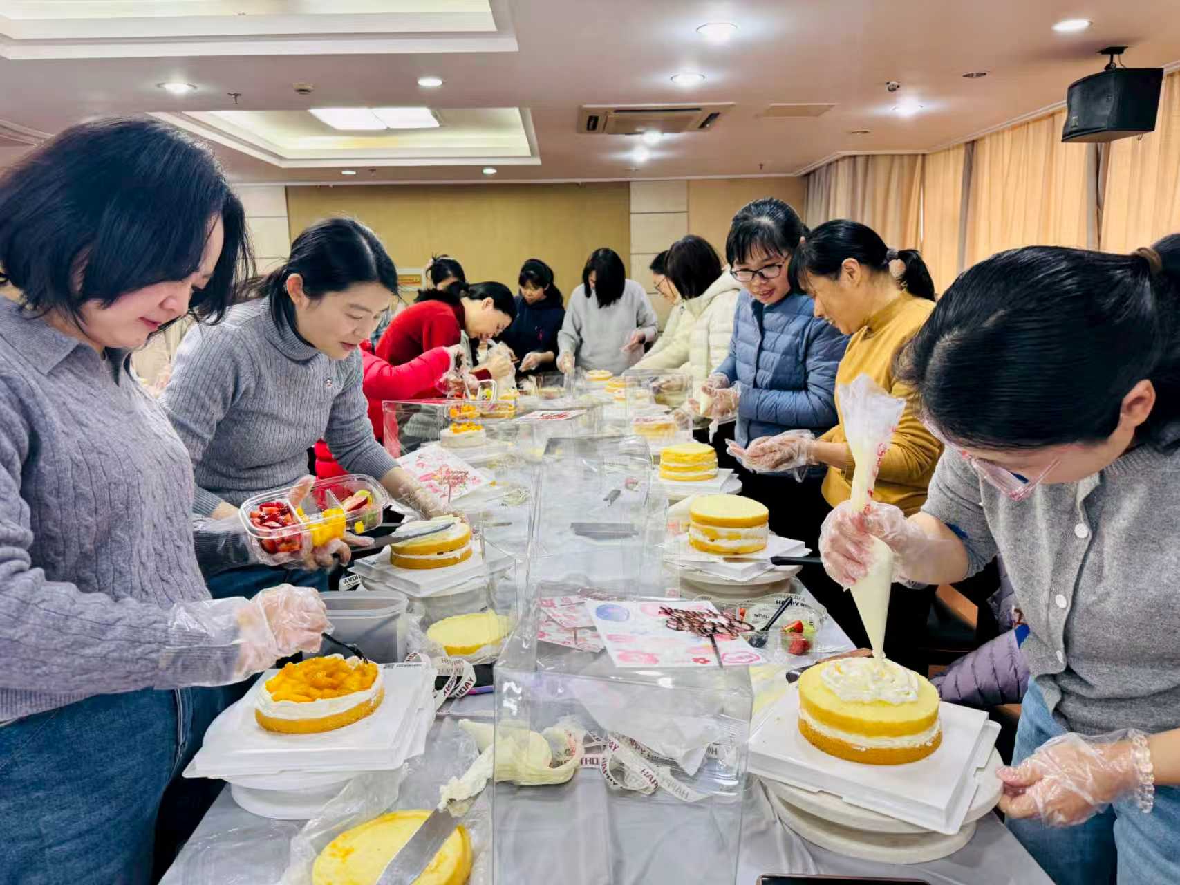 巧手制甜蜜 温情庆三八