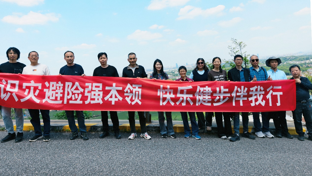 队联合工会组织“识灾避险强本领，快乐健步伴我行”主题活动