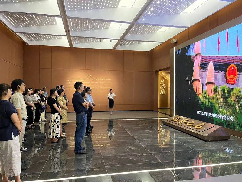 参观1.jpg