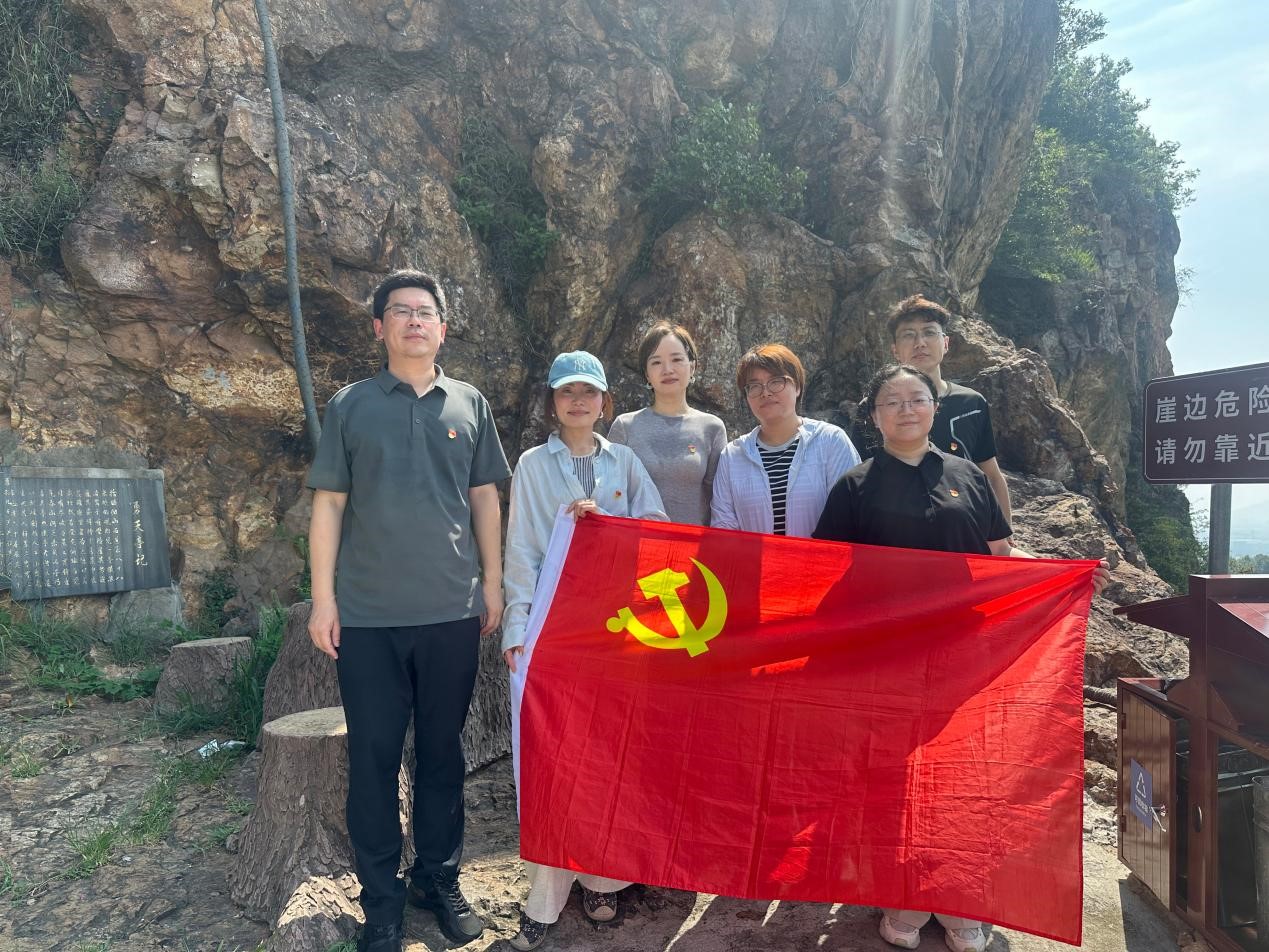 党旗飘扬主汛期 地质巡查护民生 ——机关党支部开展主汛期地质灾害巡查暨主题党日活动